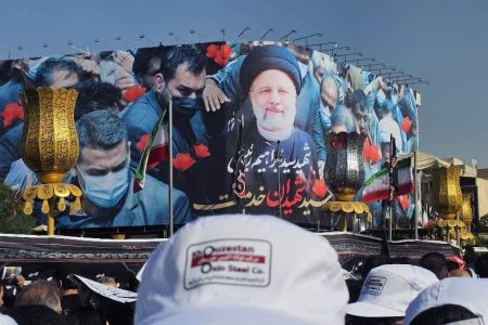 عکس/ حضور مدیر عامل شرکت فولاد اکسین خوزستان و جمعی ازبسیجیان و جهادگران این شرکت در مراسم تشییع رئیس‌جمهور شهید