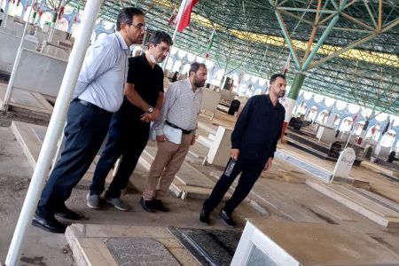 غبار روبی گلزار مقدس شهدا توسط گروهی از کارگران بسیجی شرکت در هفته بسیج